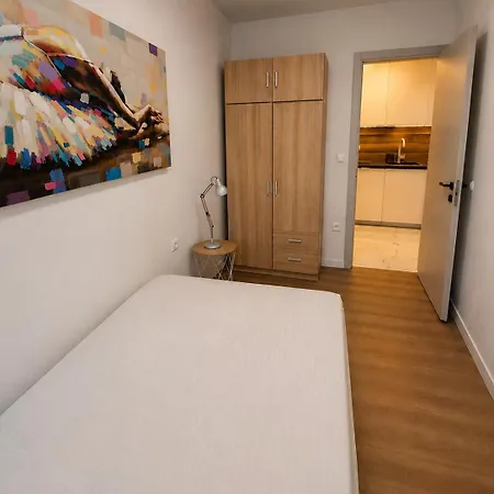 Edi- Newly Renovated With Balcony 公寓 *