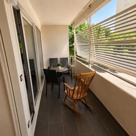 Edi- Newly Renovated With Balcony *