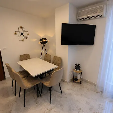 Апартаменти Edi- Newly Renovated With Balcony Спліт