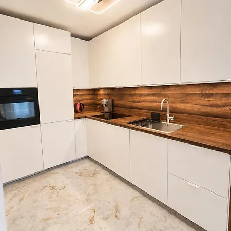 Edi- Newly Renovated With Balcony Спліт