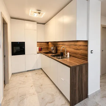 Edi- Newly Renovated With Balcony * 斯普利特