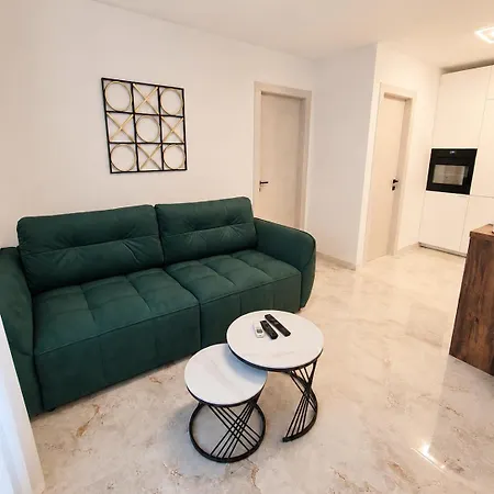 Edi- Newly Renovated With Balcony Апартаменти